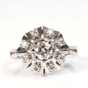 Diamantring af 14 kt. hvidguld prydet med talrige brillantslebne diamanter på i alt ca. 0.77 ct. Str. 57. Ca. 1970.