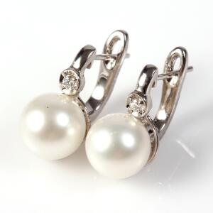 Perle- og diamantørestikker af 14 kt. hvidguld hver prydet med South Sea perle og brillantslebet diamant. Ca. 2011. 2