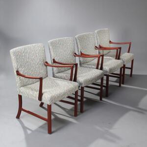 Ole Wanscher Sæt på fire armstole af mahogni, sæde samt ryg betrukket med mønstret stof. Formgivet 1944. Udført hos A. J. Iversen. 4