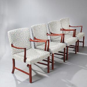Ole Wanscher Sæt på fire armstole af mahogni, sæde samt ryg betrukket med mønstret stof. Formgivet 1944. Udført hos A. J. Iversen. 4