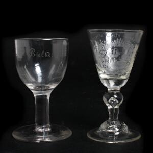 Grev Moltke vinglas, cuppa graveret med inskription. Samt vinglas graveret med navnetræk Bielke. 18.-19. årh. H. 18 og 16,5. 2