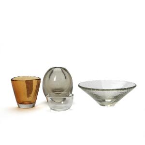 Gunnel Nyman To vaser samt en skål af hhv. ravfarvet og klart glas indlagt med luftbobler. 4