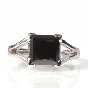 Diamantring prydet med prinsessesleben sort diamant på ca. 3.06 ct. Str. 54. Certifikat medfølger. 2012.