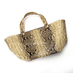 Taske i pytonskind med to hanke og ruskindsfor med lynlås. L. ca. 60 x 26 cm.