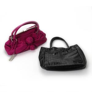 Donna Karen  Becksöndergaard To dametasker af henholdsvis hot pink læder og sort åleskind. Original støvpose medfølger. Ca. 2010. 2
