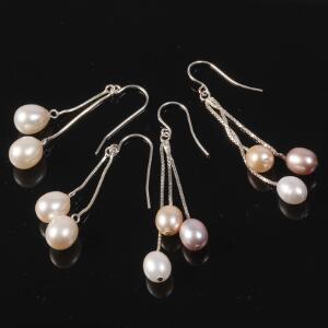 To par ørestikker af sterling sølv prydet med hvide, rosa og peachfarvede ferskvands kultur perler. 4