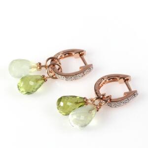 Et par peridot- og diamantørestikker af 14 kt. pink guld hver prydet med facetslebet peridot og chrysopras samt brilliantslebne diamanter. L. ca. 2 cm.