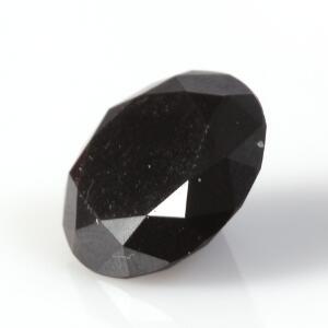 Uindfattet rund brillantsleben sort diamant på ca. 9.06 ct. Certifikat medfølger. 2012.