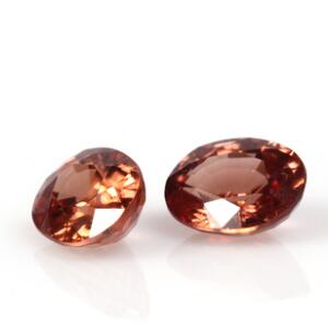 To uindfattede facetslebne zirkoner på i alt ca. 5.80 Ct. Ca. 2012. 2