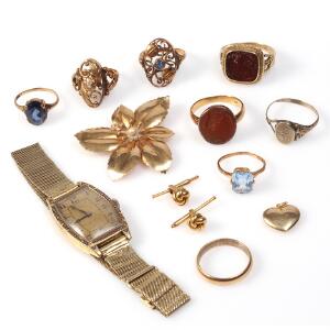 Samling smykker af 14 kt. guld bestående af diverse ringe, vedhæng, broche, skjorteknapper og damearmbåndsur af delvis 14 kt. guld. Vægt i alt 72,5 gr. 13
