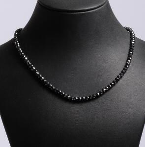 Diamanthalskæde prydet med facetslebne sorte diamanter på i alt ca. 80.00 ct., samt lås af sølv, prydet med rund facetsleben citrin. Perlediam. ca. 4-4,5 mm.