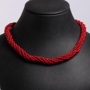 Koralhalskæde prydet med perler af røde cabochonslebne koraller. Perlediam. ca. 3 mm. L. ca. 40 cm.