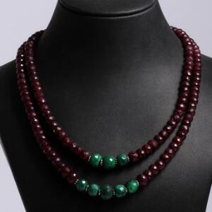 Dobbeltradet rubin- og smaragdhalskæde med lås af sterling sølv prydet med perler af facetslebne rubiner og smaragder. Perlediam. ca. 5-8 mm. L. ca. 45 cm.