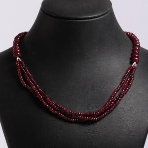 Rubinsmykkesæt af sølv bestående af ørestikker og halskæde prydet med cabochonslebne rubiner. L. ca. 3,5 og 45 cm. Ca. 2012. 3