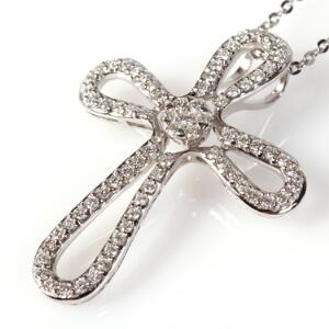 Diamantvedhæng af 18 kt. hvidguld i form af kors prydet med brillantslebne diamanter. Kæde af 14 kt. hvidguld medfølger.