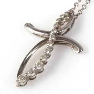 Diamantvedhæng af 14 kt. hvidguld prydet med brilliantslebne diamanter. L. ca. 3 cm. Kæde af 14 kt. hvidguld medfølger. L. ca. 42 cm. 2