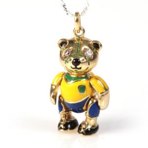 Diamantvedhæng af forgyldt sterling sølv i form af bamse prydet med brilliantslebne diamanter og dekoreret med emalje. L. ca. 2 cm.