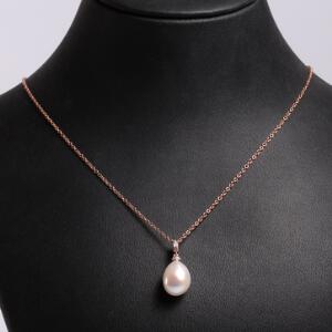 Perle- og diamantvedhæng af 14 kt. pink guld prydet med dråbeformet ferskvands kulturperle. Perlediam. ca. 1 cm. Kæde af 14 kt. pink guld medfølger.