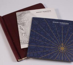 Danmark. 1933-2011. Mindre samling i springbind, samt årsmapper 20102011, lidt sk. mærker, pengesedler m.m.