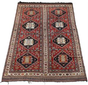 Persisk ShirazYalameh tæppe prydet med medaljoner i felter og ornamentik på rød bund. 20. årh. 332 x 209.
