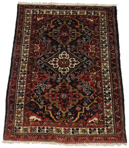 Bakhtiar tæppe, prydet med sammenhængende medaljoner, ornamentik, blomster og bladværk. Persien. Ca. 1950. 200 x 143.