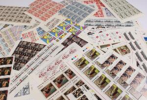 Danmark. Parti postfriske helark og arkrester incl. mange plus-værdier og malerimærker. Pålydende 17292 Kr.