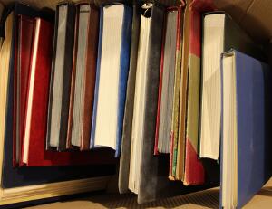 Kasse. Parti i kasse med 12 albumsamlinger bl.a. med en del oversøiske lande.