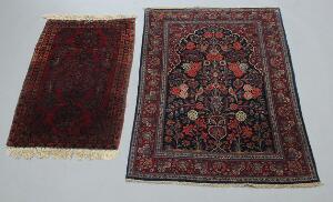 To persiske tæpper. Keshan med nice design. 156 x 104. Sarouk, blomster på rød bund. 120 x 70. Begge ca. 1950.2