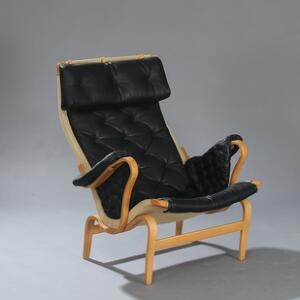 Bruno Mathsson Pernilla. Lænestol af formbøjet, lamineret bøg. Sæde, ryg og armlæn betrukket med dybthæftet sort skind samt lys kanvas.