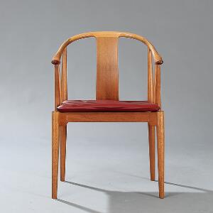 Hans J. Wegner Kinastol. Armstol af mahogni, løs hynde i sæde med betræk af rødt, dybthæftet skind. Model 4283. Udført hos Fritz Hansen.