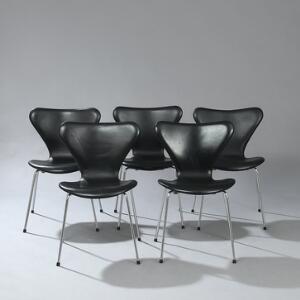Arne Jacobsen Syveren. Et sæt på fem spisestole med stel af forkromet stål, sæde samt ryg betrukket med sort skind.  5