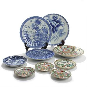 En samling orientalsk porcelæn, dekoreret i underglasur blå og emaljefarver. 19.-20. årh. Diam. 18-41. 9