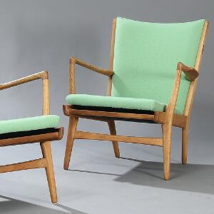 Hans J. Wegner AP 16. Et par lænestole med stel af eg. Løse sædehynder samt ryg betrukket med mintgrøn uld. Udført hos A. P. Stolen. 2