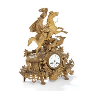 Fransk kaminur af forgyldt zink og bronze, rigt støbt med jagthorn, våben og bladværk, hvidemaljeret urskive med romertal. 19. årh. H. 47.