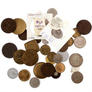Lille lot med diverse spottemønter, kontramarkerede mønter, diverse tokens samt enkelte almindelige mønter, i alt 34 stk.