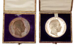 Medailler fra Fyens Industri- og Landbrugs - Udstilling i Odense 1885 i henholdsvis bronze og sølv - begge i originale æsker, i alt 2 stk.