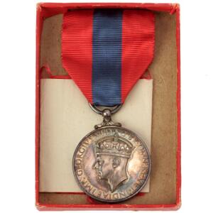 George VI, Fortjenstmedaille med bånd indslået på rand ETHEL OLIVE EASTWOOD, i original æske