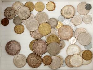 Samling danske og udenlandske mønter inkl. erindringsmønter8 5 kr 19697 12 kr 1939 2 kr 1940, kv. 01-1 USA, silverdollars, etc.