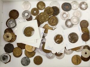 Samling af spillemønter, bl.a. ES 22, 222, 665, 958, 1152, 1366, 1367 samt el- og gasmønter, i alt mere end 80 stk.