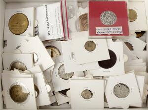 Æske med større samling af diverse tokens, medailler, snurremønter og nåle med mere - interessant lot for den rigtige samler