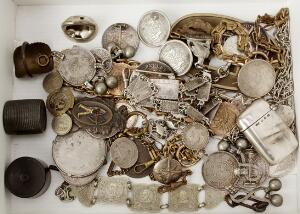 Lille samling af diverse armbånd, brocher, pins med mere lavet af diverse danske og udenlandske mønter samt enkelte andre effekter i sølv