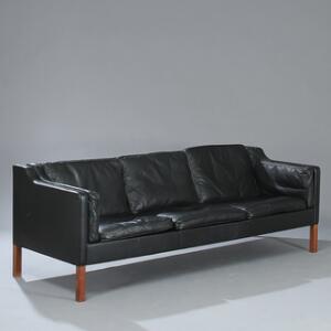 Børge Mogensen Fritstående tre-personers sofa. Sider, ryg samt løse hynder betrukket med sort skind. Model 2213. L. 220.