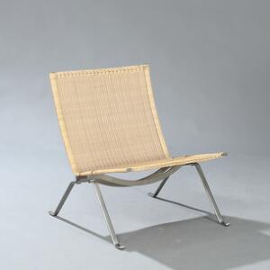 Poul Kjærholm PK-22. Hvilestol med stel af matforkromet stål. Sæde og ryg med flettede peddigrør. Udført og stemplet hos Fritz Hansen.
