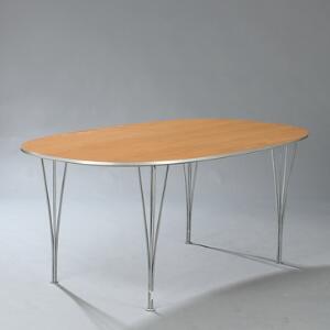 Piet Hein Superellipse. Spisebord med top af eg. Klemben af stål. Udført hos Fritz Hansen. H. 71. L. 170. B. 100.