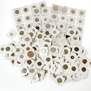 Større samling af mønter fra diverse afrikanske lande med en del bedre iblandt, i alt ca. 245 stk.