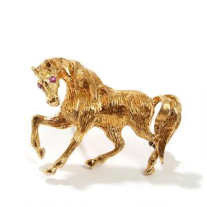 Italiensk broche af 18 kt. guld i form af hest, prydet øjne af facetsleben rubin. Vægt 6 gr. L. 3. Ca. 1980erne.