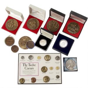 Samling af diverse medailler Ag og Br., bærebare medailler, gamle sparebøsser, kopier af antikke mønter og postkort med mere