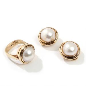 Et perlesmykkesæt af 14 kt. guld, bestående af et par øreklips og ring, hver prydet med mabéperle. Ringstr. 59. Diam. 1,9. Ca. 1980. 3