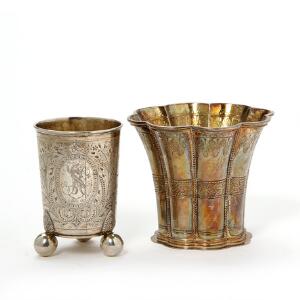 Margrethebæger af sterlingsølv, indvendig forgyldt samt lille barokform bæger af sølv, på tre kuglefødder. Vægt 390 gr. H. 10 cm. 2