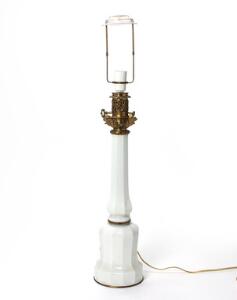 Heiberg lampe af hvidt opaline glas med bronze montering. 19. årh. H. 60 cm. Inkl. montering.